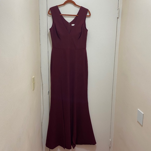 NWOT Sandra burgundy Plunge Crepe Trumpet Gown Size Large.